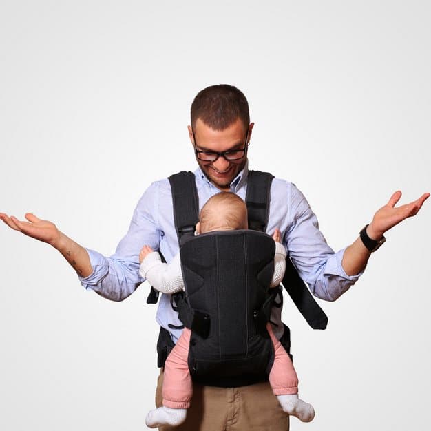 Papa qui porte son enfant avec un sac à dos porte bébé
