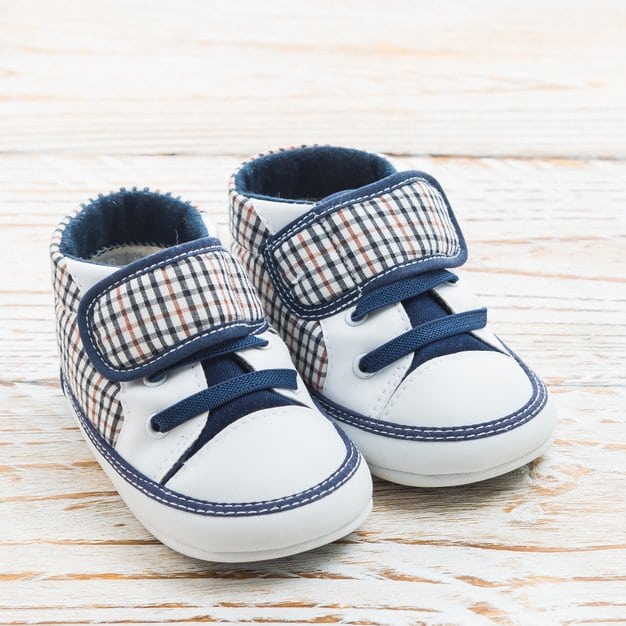 Chaussures blanches et bleues pour bébé