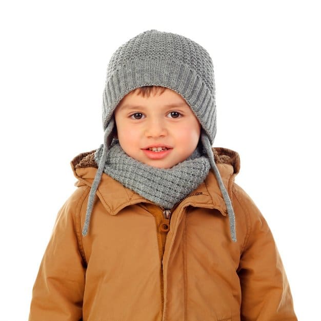 petit enfant porte un joli manteau et un bonnet