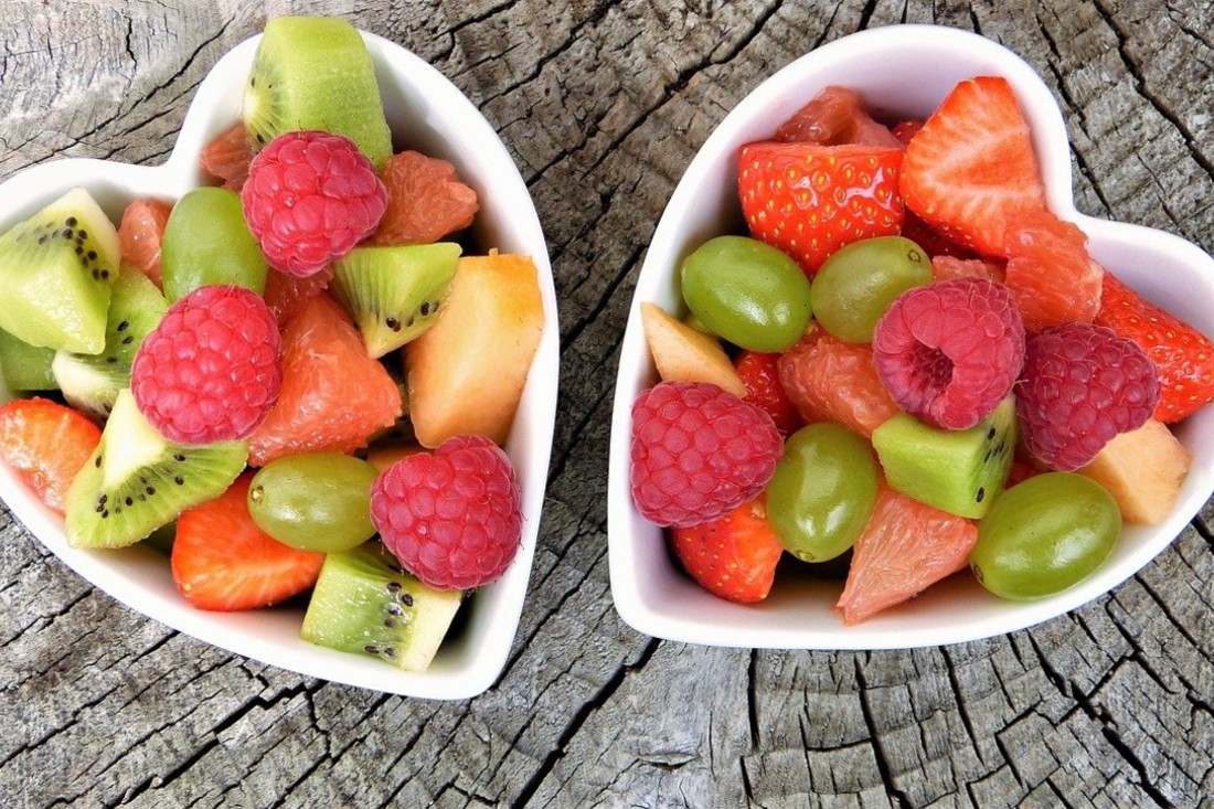 due ciotole a forma di cuore con frutta