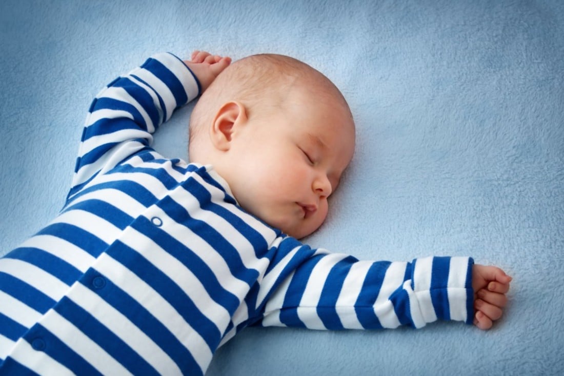 baby sleeping in blue and white striped pajamas Areu bb (1)