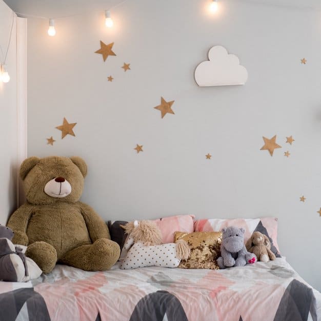 chambre d'enfant bien décorée avec un ours en peluche et d'autres accessoires