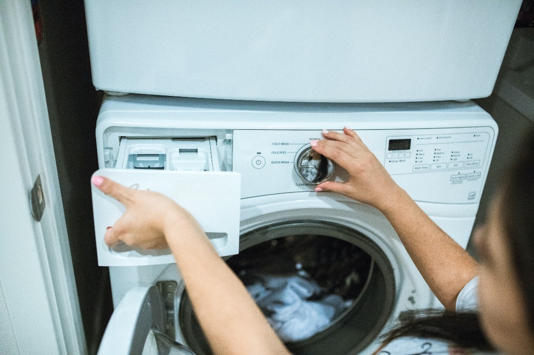 donna che programma una lavatrice
