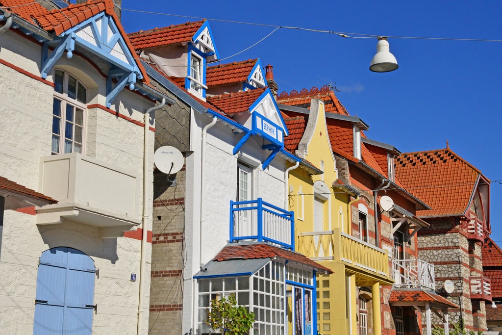 vista delle case colorate in stile anglo-normanno